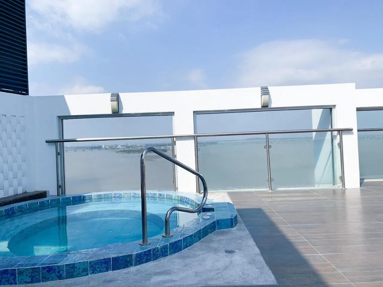 Suite Con Jacuzzi Y Gym En Puerto Santa Ana Guayaquil Apartamento