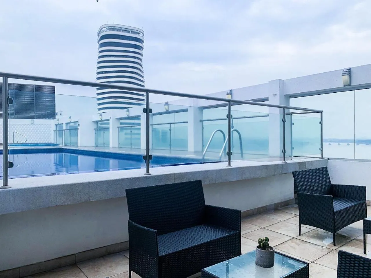 Suite Con Jacuzzi Y Gym En Puerto Santa Ana Guayaquil 0*,