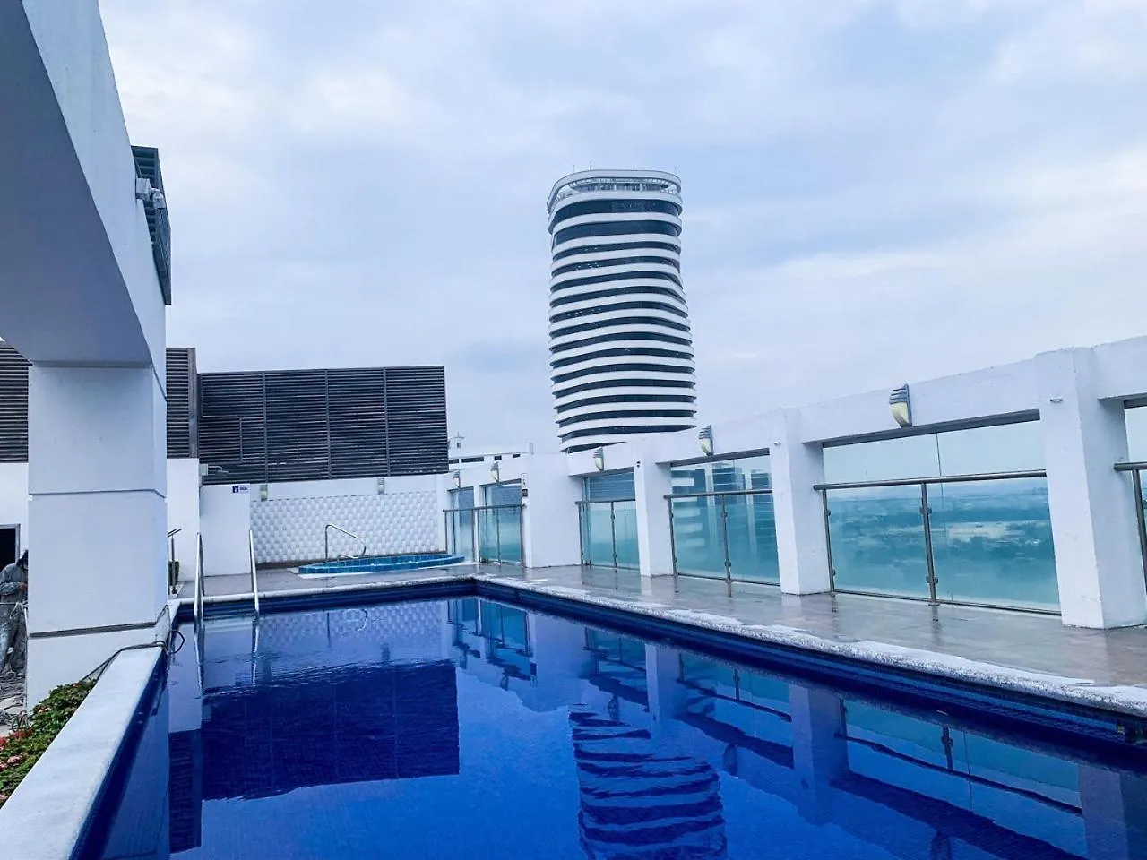 Apartamento Suite Con Jacuzzi Y Gym En Puerto Santa Ana Guayaquil Ecuador