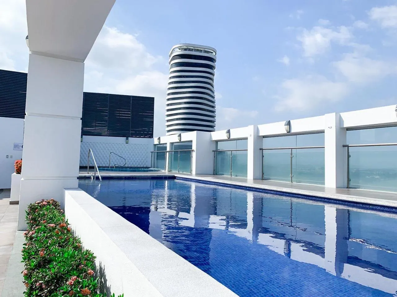 Suite Con Jacuzzi Y Gym En Puerto Santa Ana Guayaquil