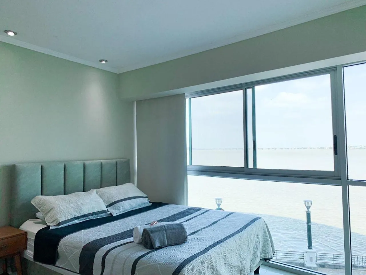 Apartamento Suite Con Jacuzzi Y Gym En Puerto Santa Ana Guayaquil