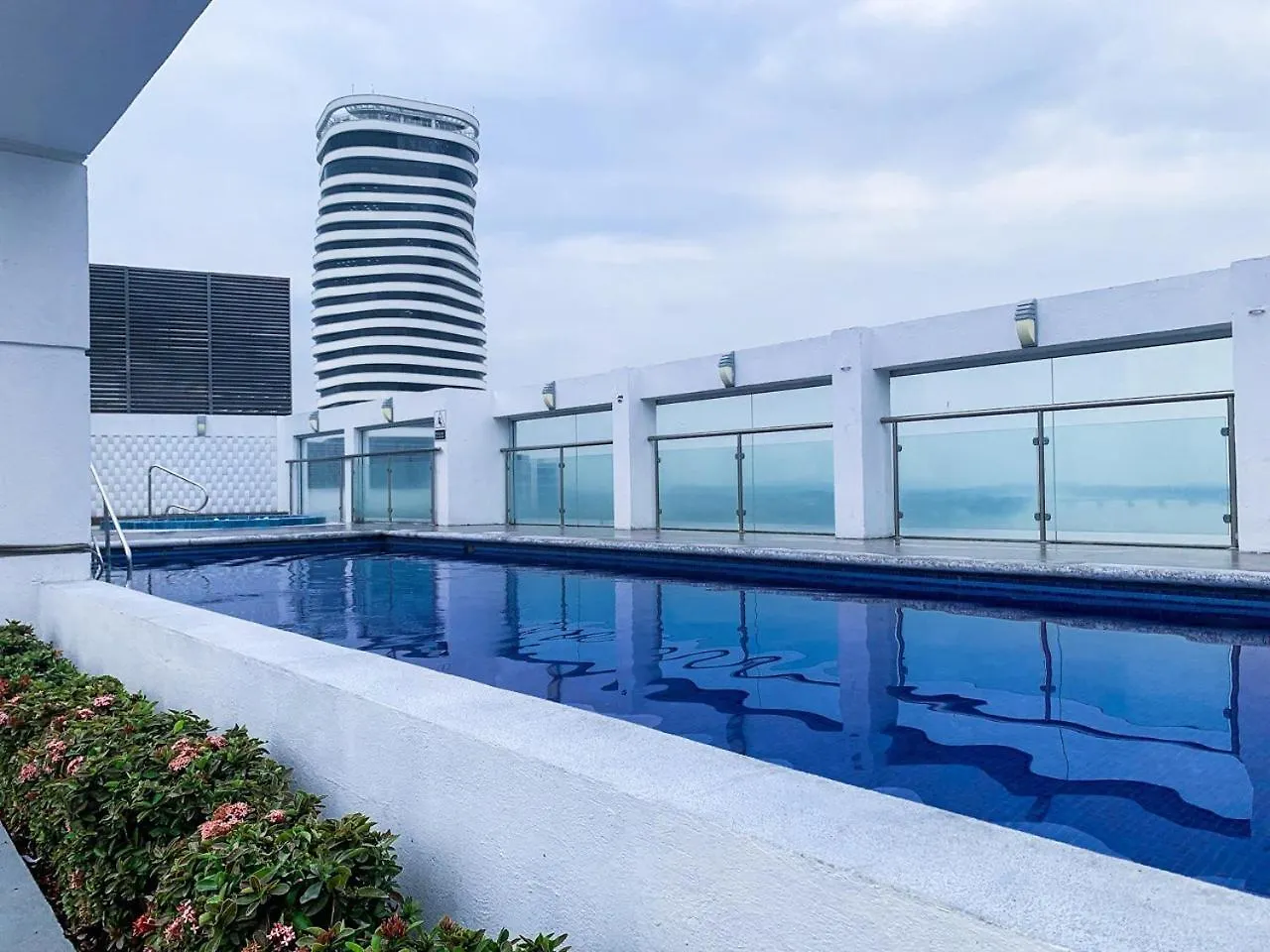 Apartamento Suite Con Jacuzzi Y Gym En Puerto Santa Ana Guayaquil